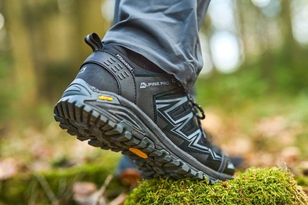 Jsou vhodnější nízké nebo kotníkové outdoorové boty?